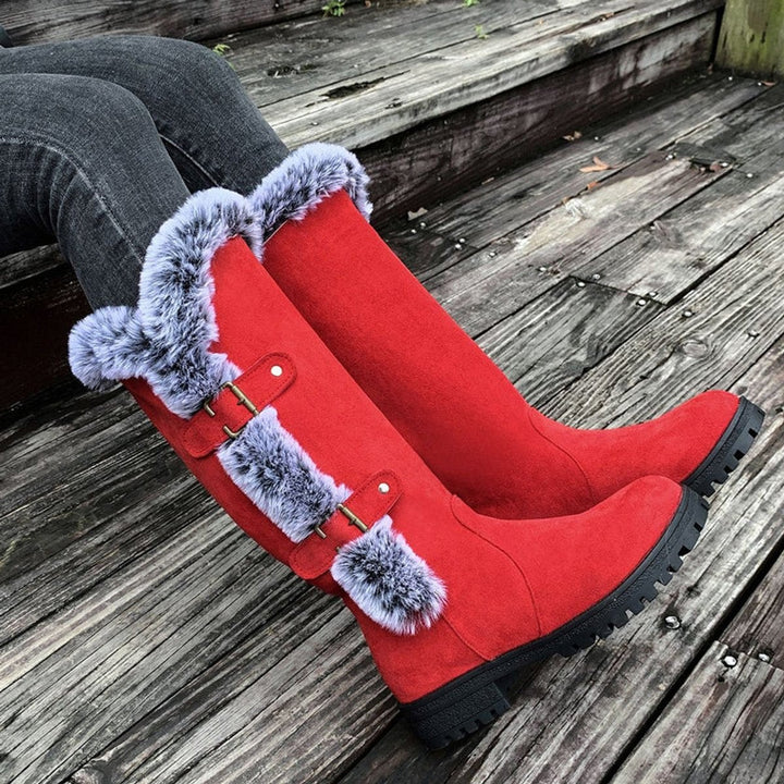 Rote Wildlederstiefel mit flauschigem Fellrand und Schnallenverzierung