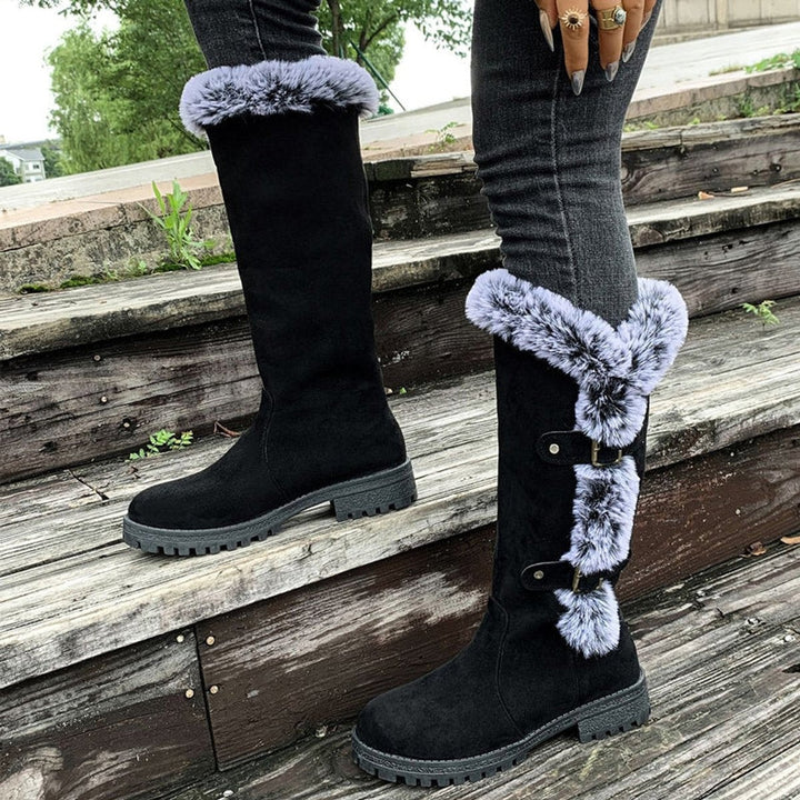 Schwarze Kniestiefel mit Plüschbesatz und doppelten Zierschnallen