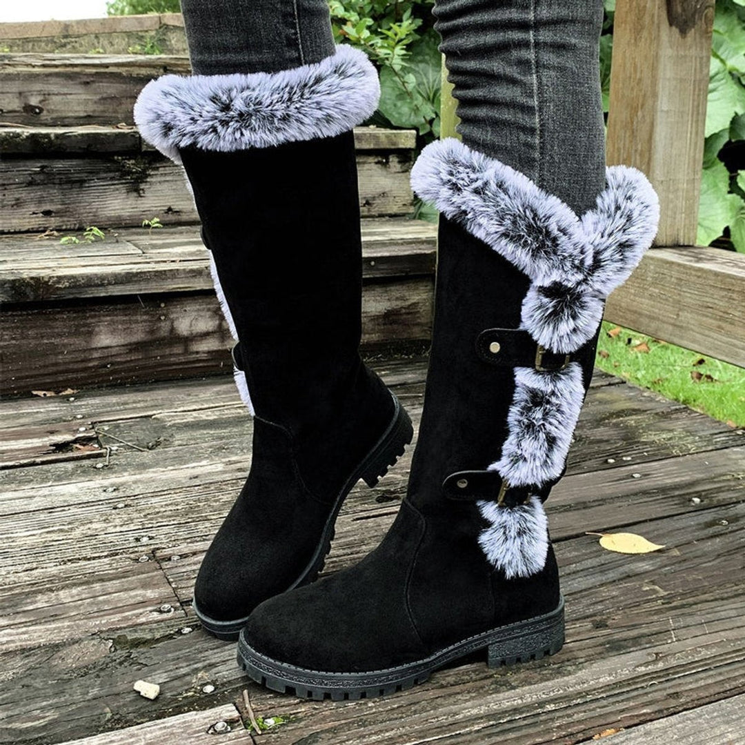 Schwarze gefütterte Stiefel mit Fellkragen und Metallschnallen im Detail