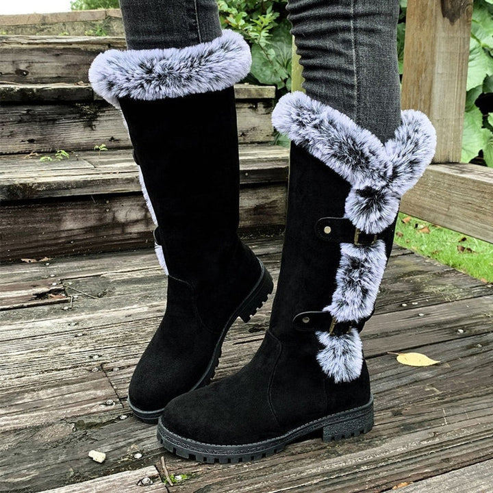Schwarze gefütterte Stiefel mit Fellkragen und Metallschnallen im Detail