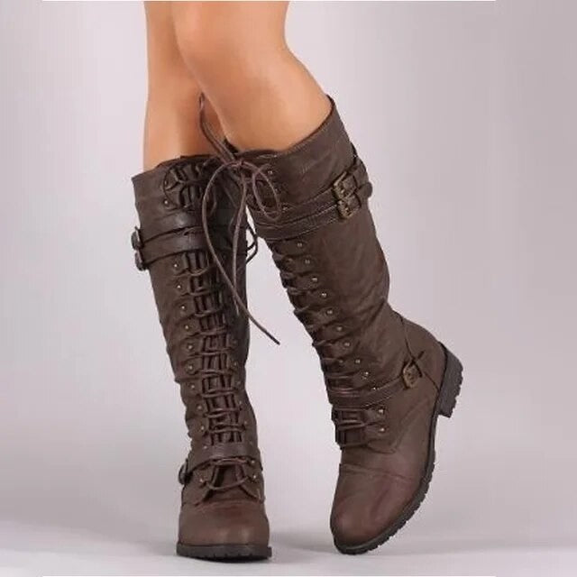 Braune kniehohe Schnürstiefel mit Schnallen und Nietendetails aus Kunstleder