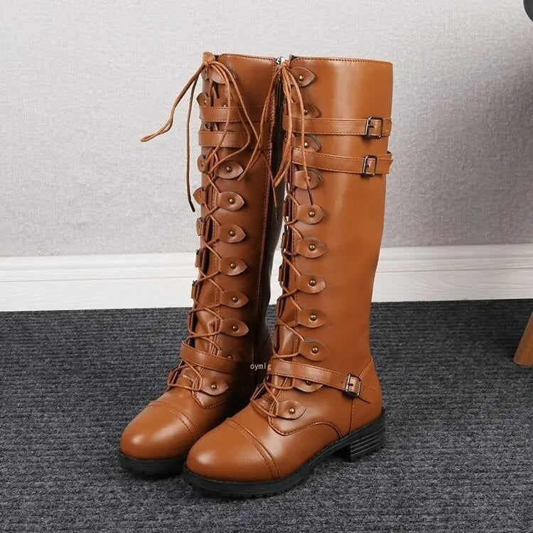 Cognacfarbene Schnürstiefel mit Blattmuster-Ösen und mehreren Schnallen, Retro-Design