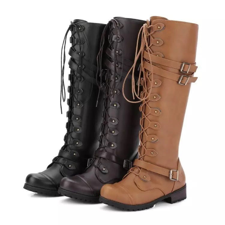 Kniehohe Schnürstiefel in Schwarz, Braun und Cognac mit Schnallen nebeneinander
