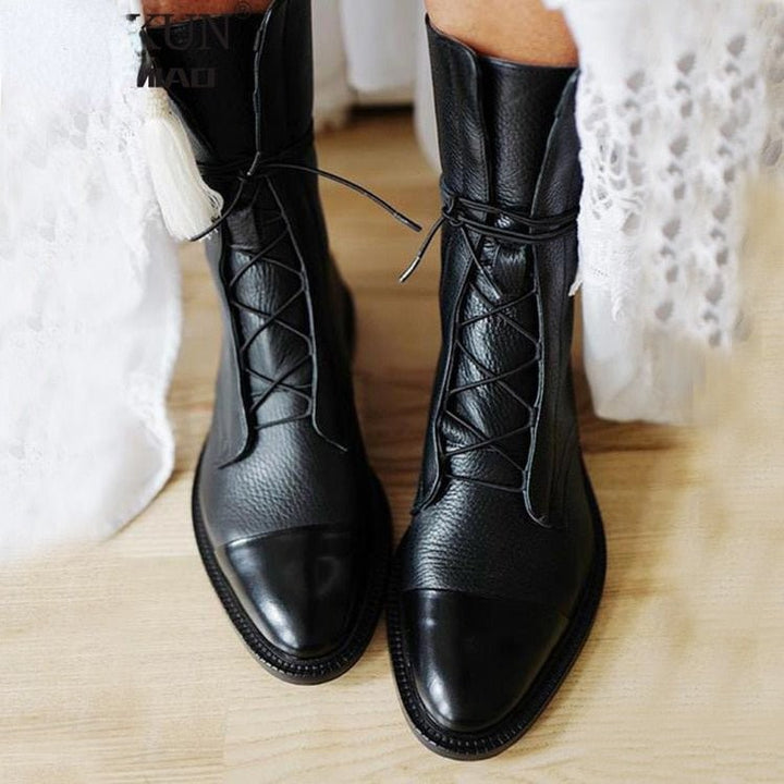 Schwarze Schnürstiefel aus Leder mit spitzer Glanzkappe, Nahaufnahme