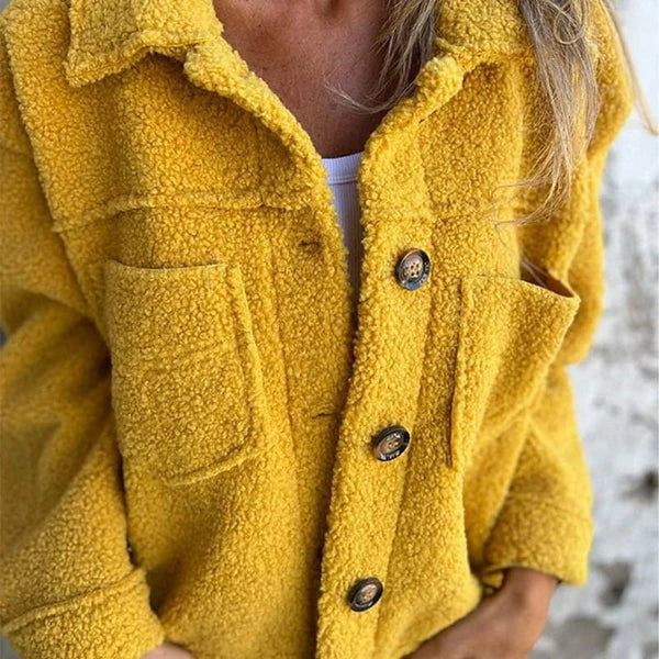 Senfgelbe Shirtjacke mit Reverskragen, offen getragen über weißem Top