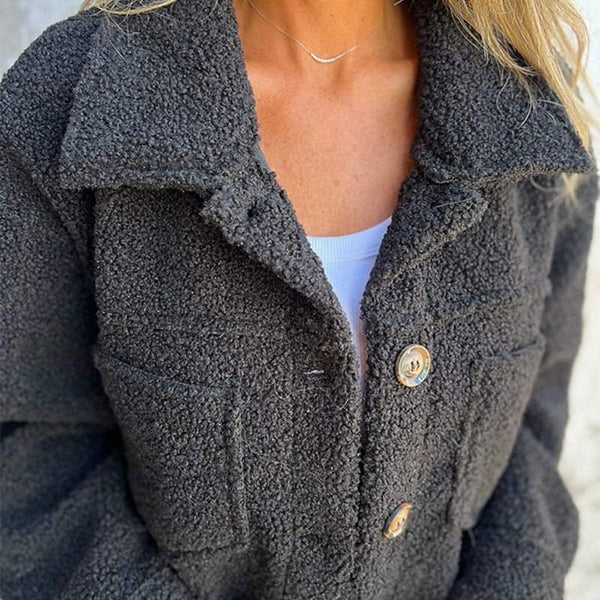 Anthrazitfarbene Teddyfleece-Jacke mit Kontrastknöpfen, Nahaufnahme Kragen
