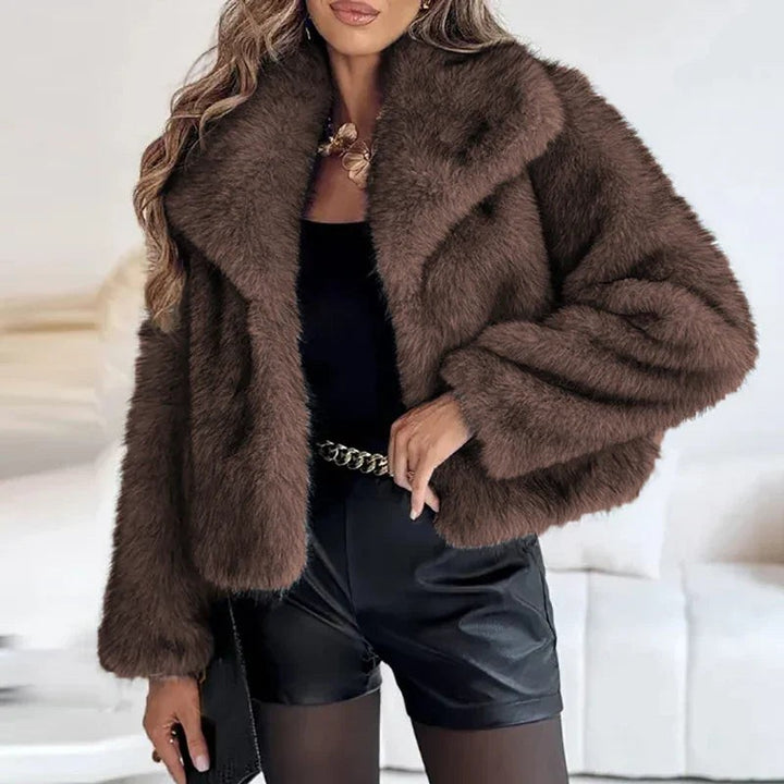 Braune Kunstfelljacke mit breitem Revers zu schwarzem Lederoutfit