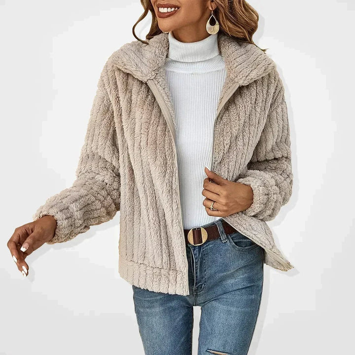Beige Teddyjacke mit Reverskragen und geripptem Fellstoff, offen getragen
