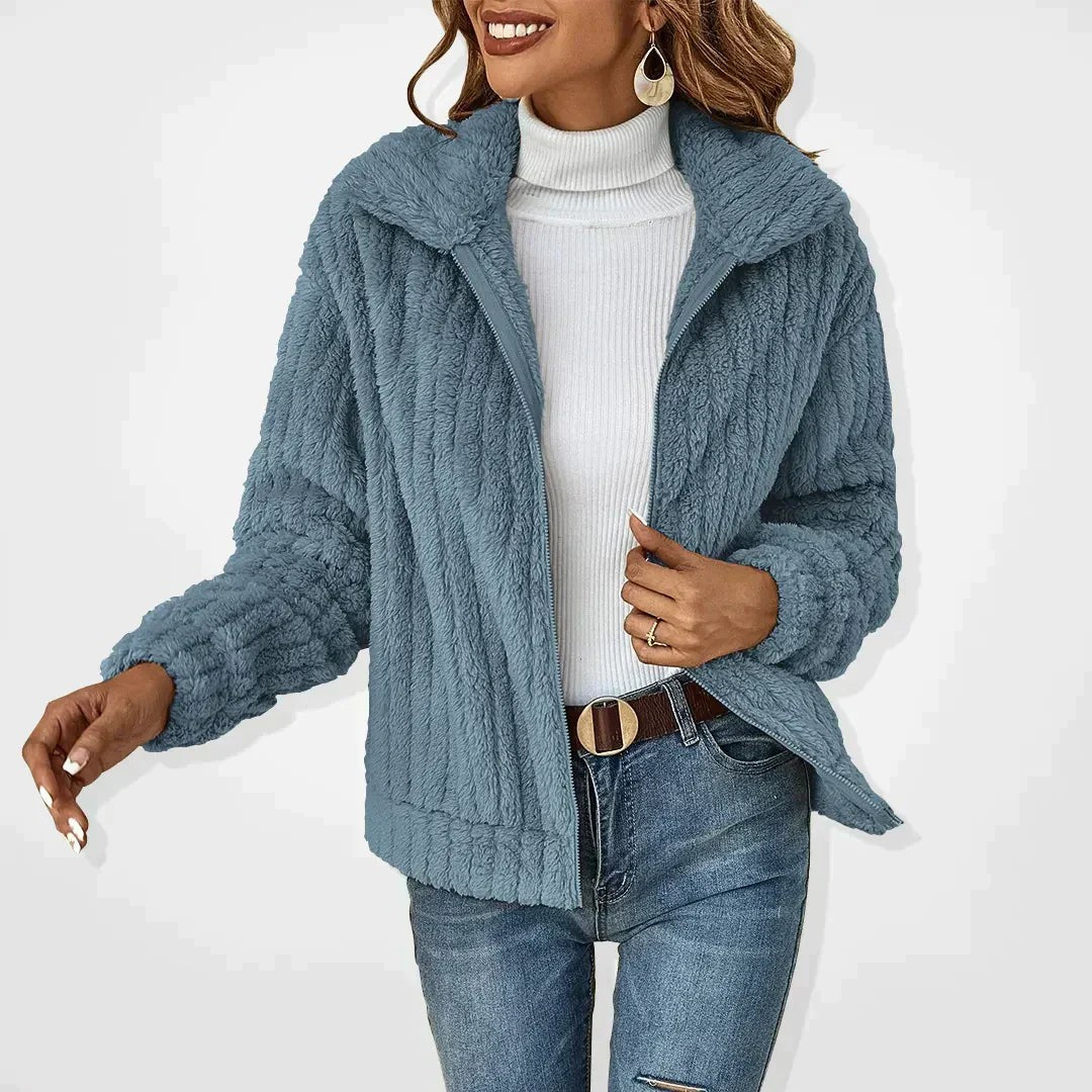 Taubenblaue Strickjacke aus Teddyfleece mit weitem Kragen