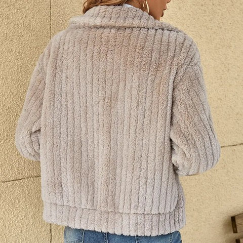 Graue Strickjacke aus Fleece, Rückenansicht mit geripptem Muster