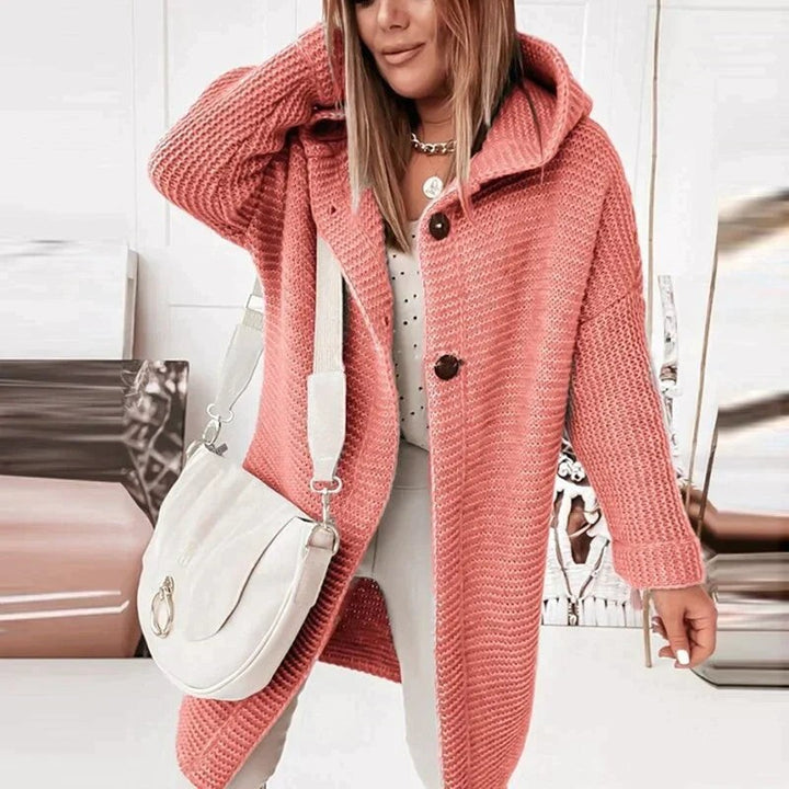 Lachsrosa Strickjacke mit Kapuze und großen Knöpfen im Grobstrick-Design