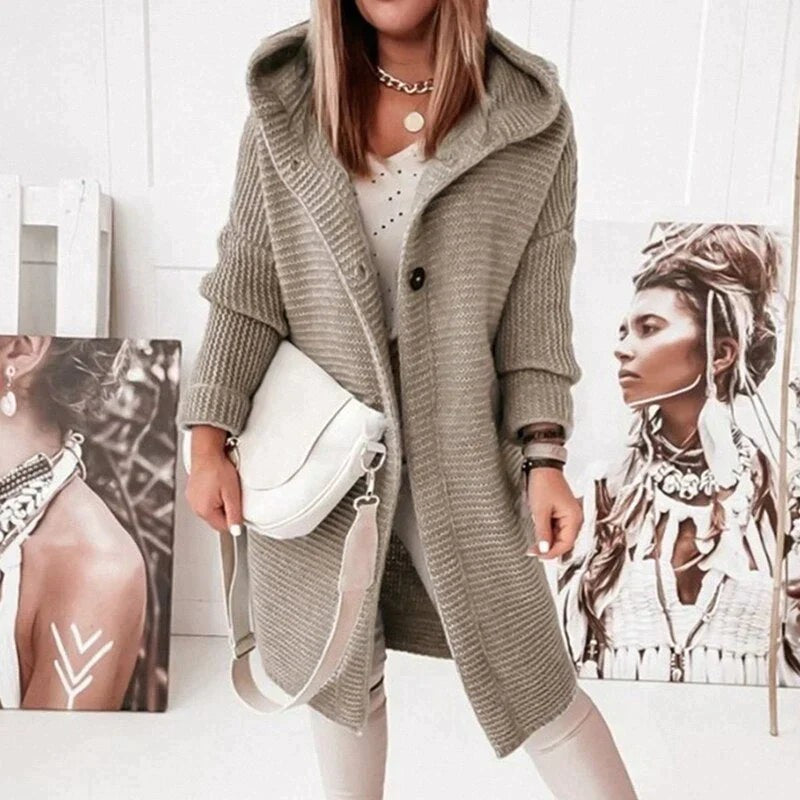Taupefarbene lange Strickjacke mit Kapuze und legerem Herbst-Look