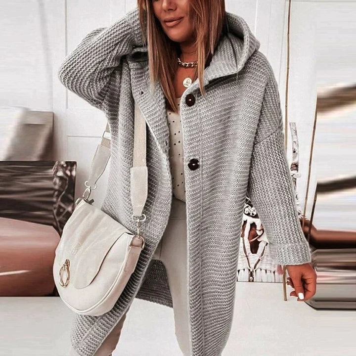 Graue lange Strickjacke mit Kapuze und markanten Knöpfen im Rippenmuster
