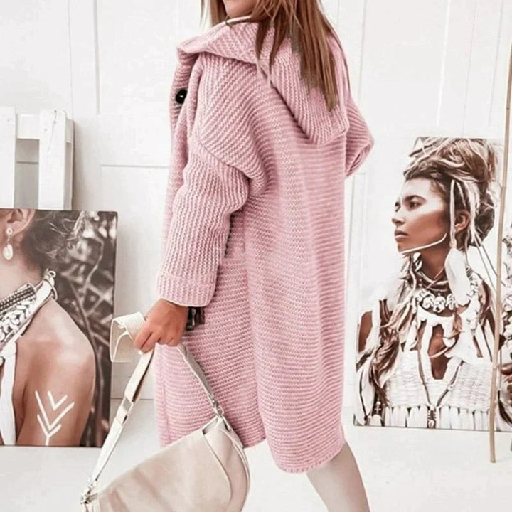 Rückansicht einer rosa Strickjacke mit Kapuze in oversized Schnitt