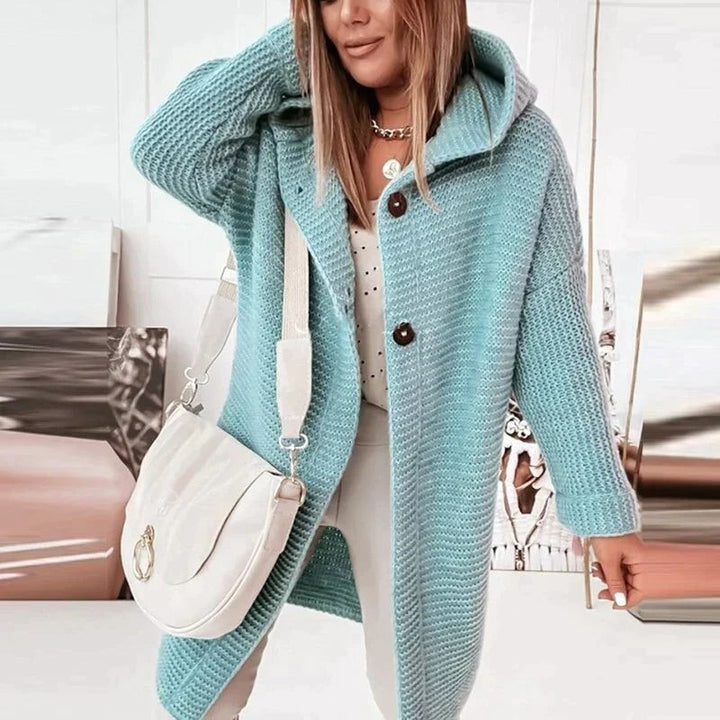 Mintblaue Strickjacke mit Kapuze und Holzknöpfen im warmen Grobstrick