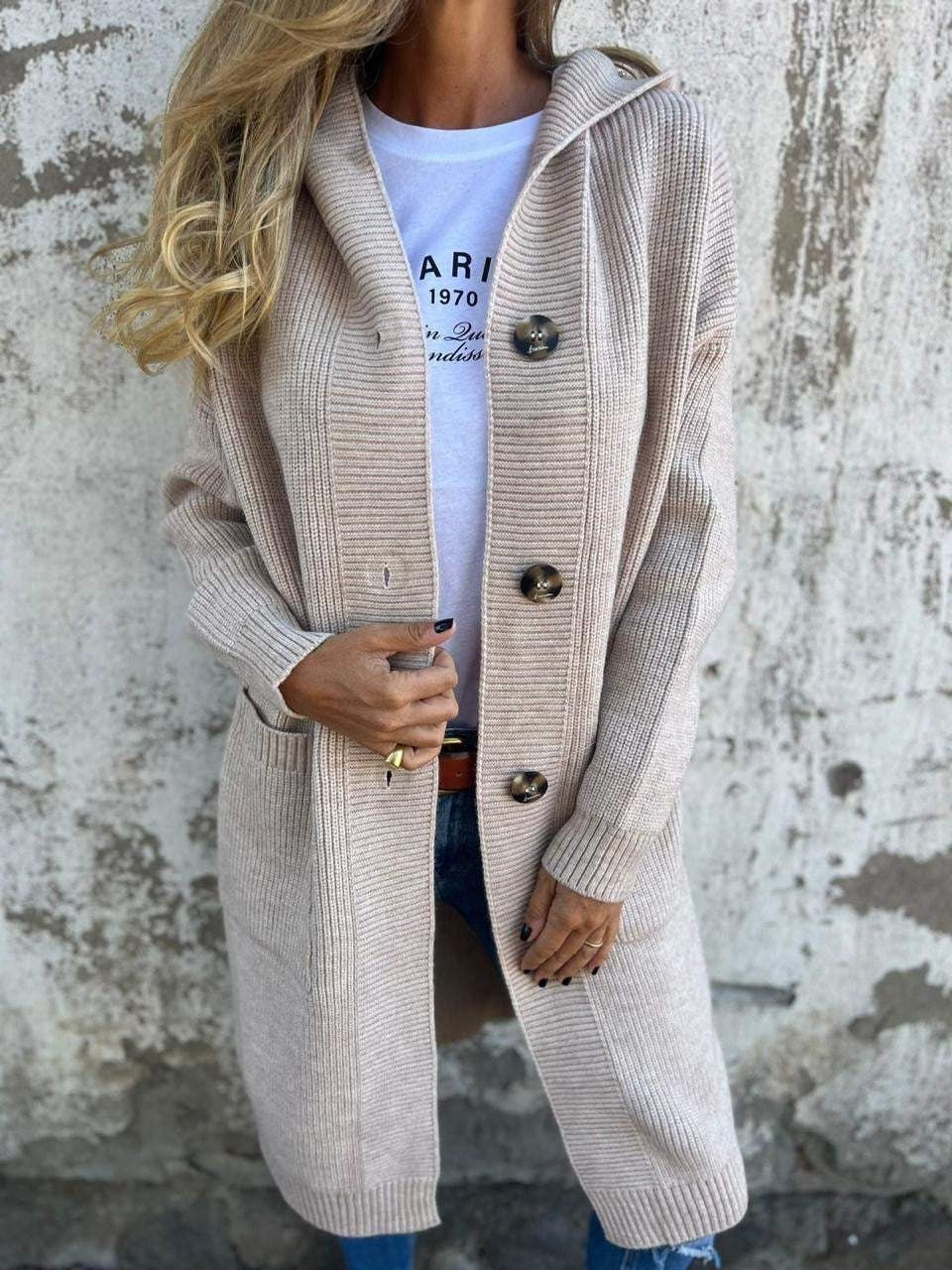 Beiger Longline-Cardigan mit Kapuze und Knopfleiste, getragen über weißem T-Shirt
