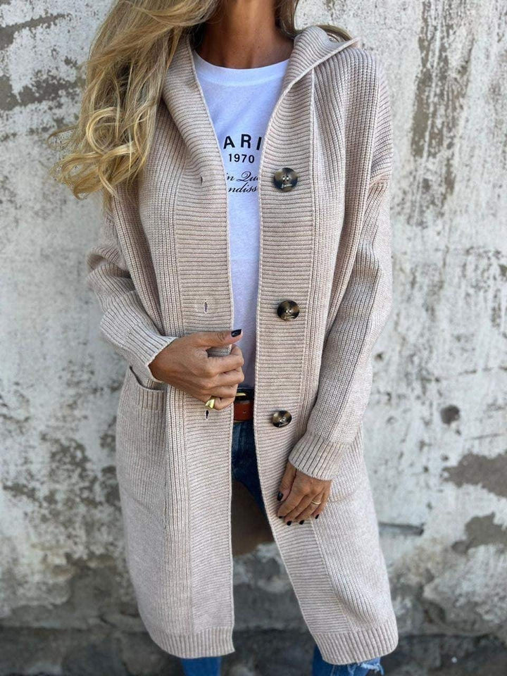 Beiger Longline-Cardigan mit Kapuze und Knopfleiste, getragen über weißem T-Shirt