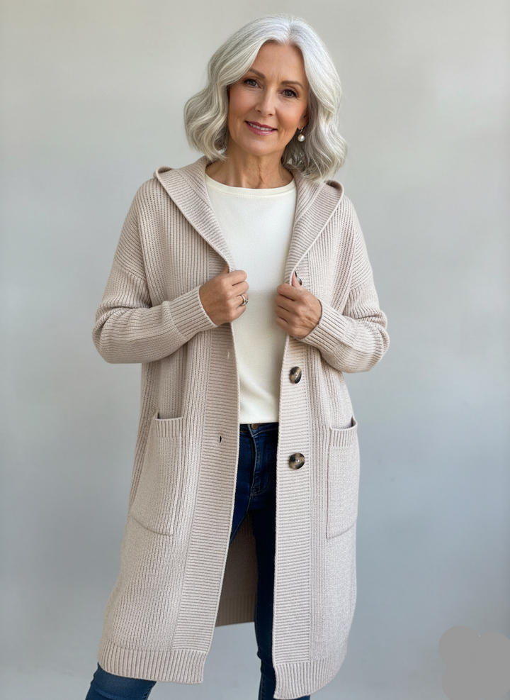 Langer Strick-Cardigan mit Kapuze in Beige, offen getragen über Jeans