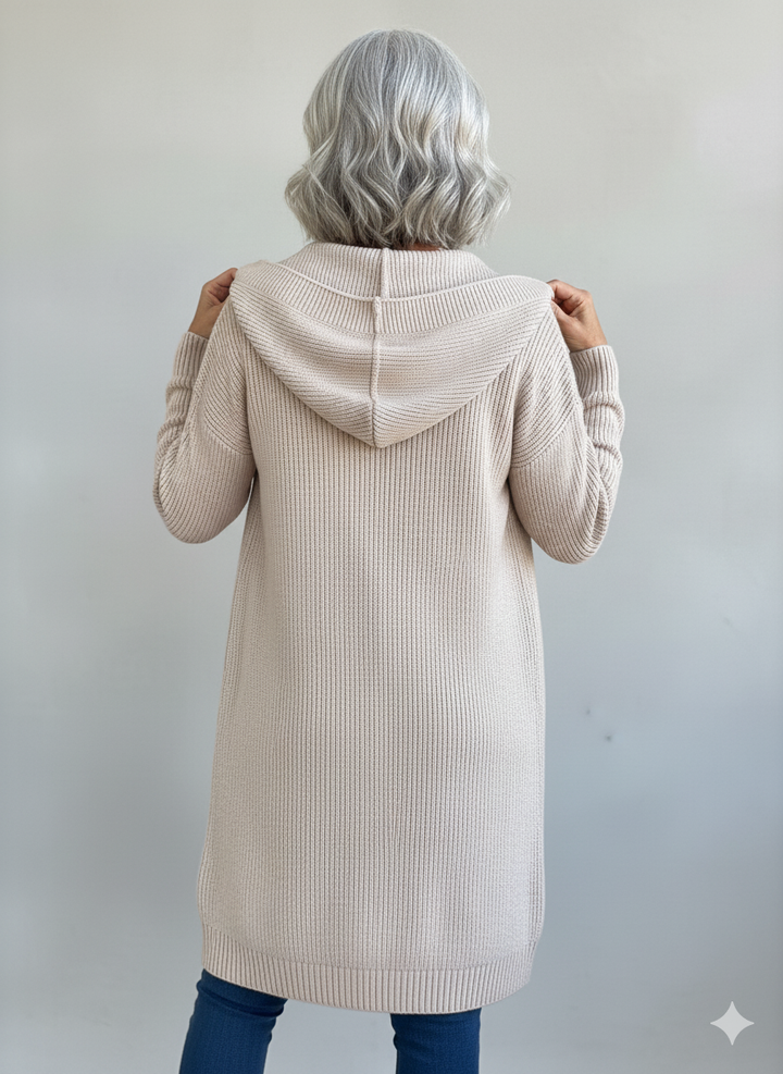 Rückansicht eines beigen Longline-Cardigans mit Kapuze aus Strick