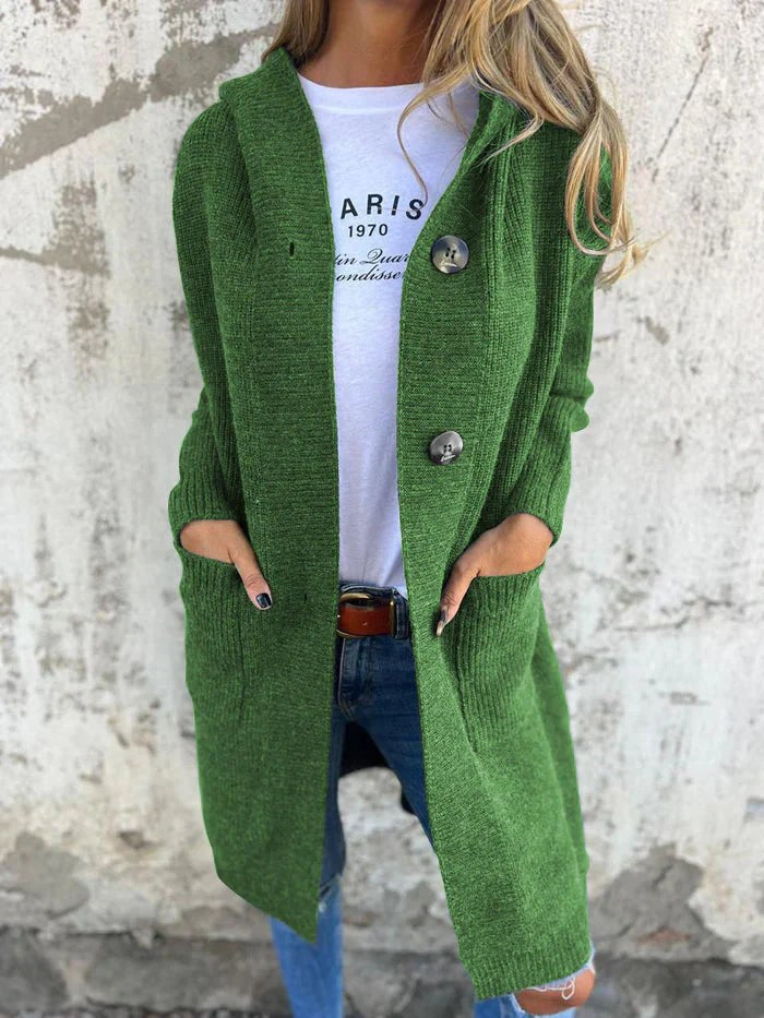 Grüner Strick-Cardigan mit Kapuze, lässig kombiniert mit Jeans