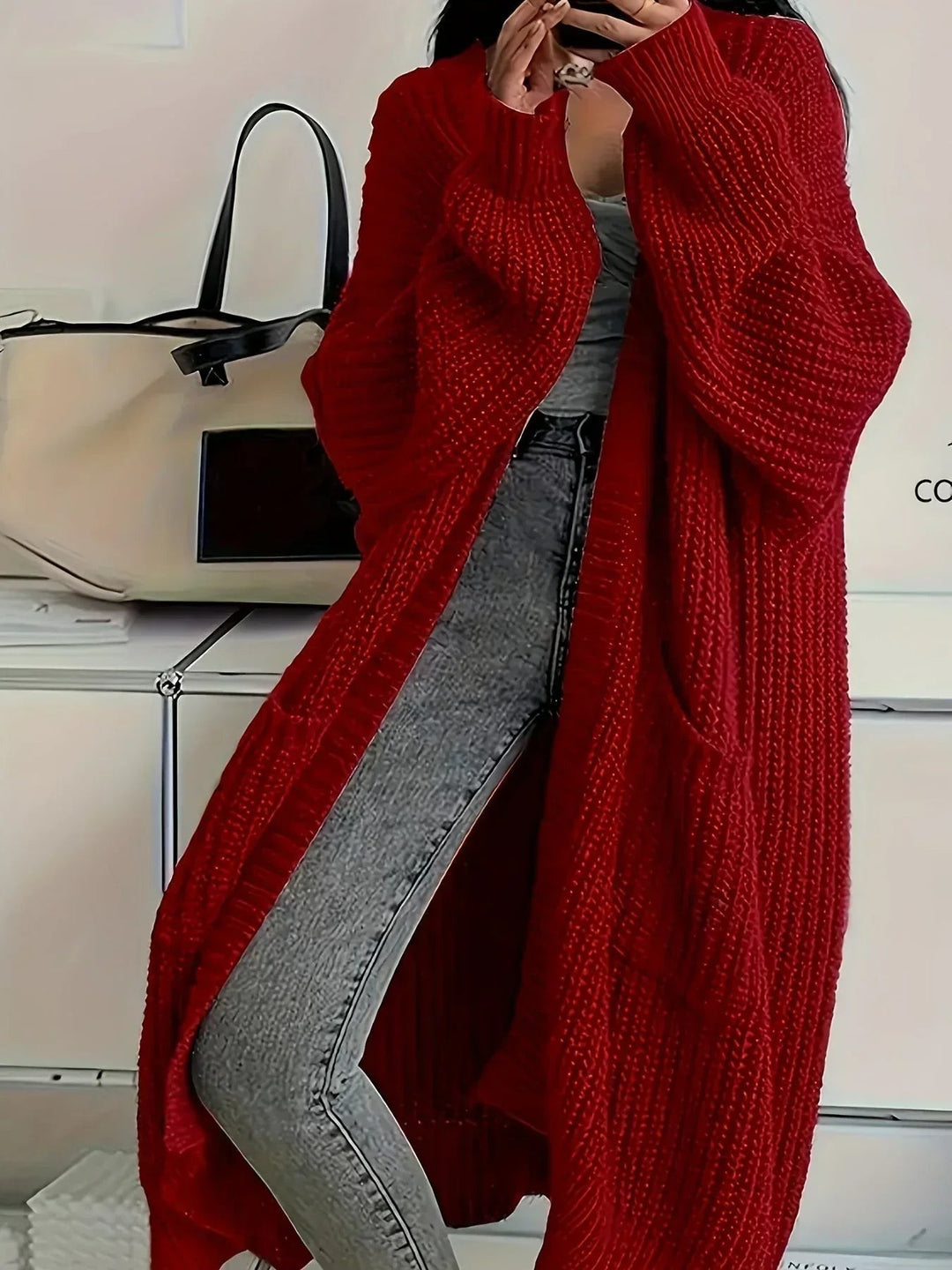 Roter langer Cardigan aus grobem Rippstrick mit weiten Ärmeln