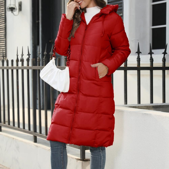 Rote lange Daunenjacke mit Kapuze, taillierter Schnitt im Streetstyle-Look