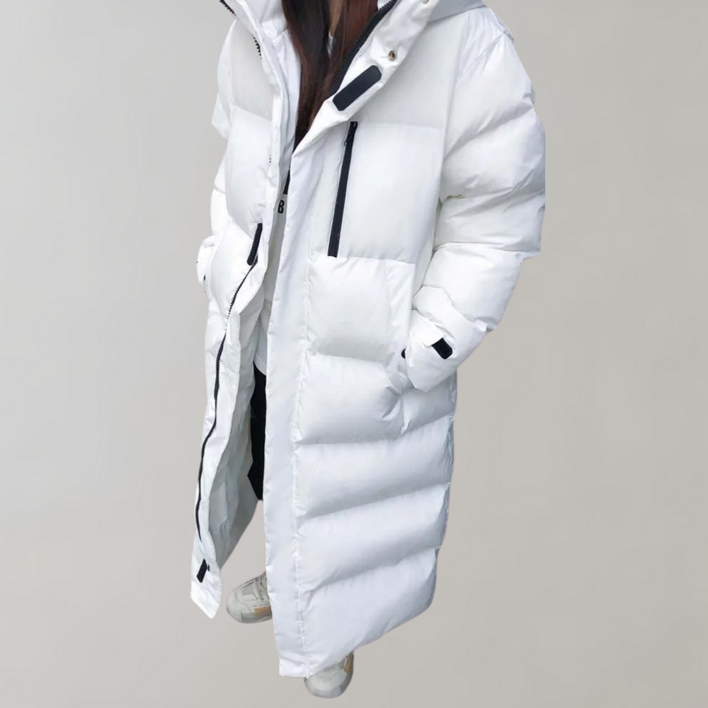 Weiße lange Steppjacke mit Kapuze und aufgesetzten Taschen, seitliche Ansicht
