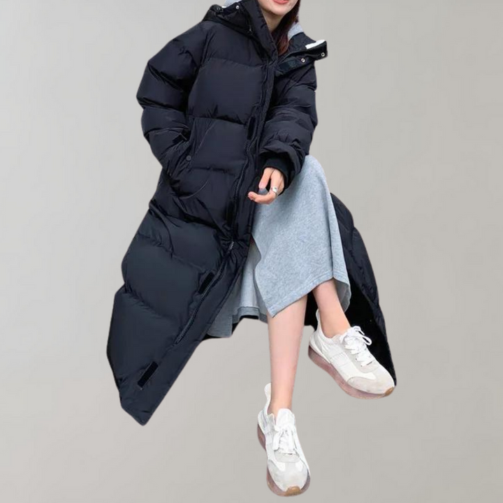 Übergroße schwarze Steppjacke mit Kapuze und hohem Stehkragen, freigestellt