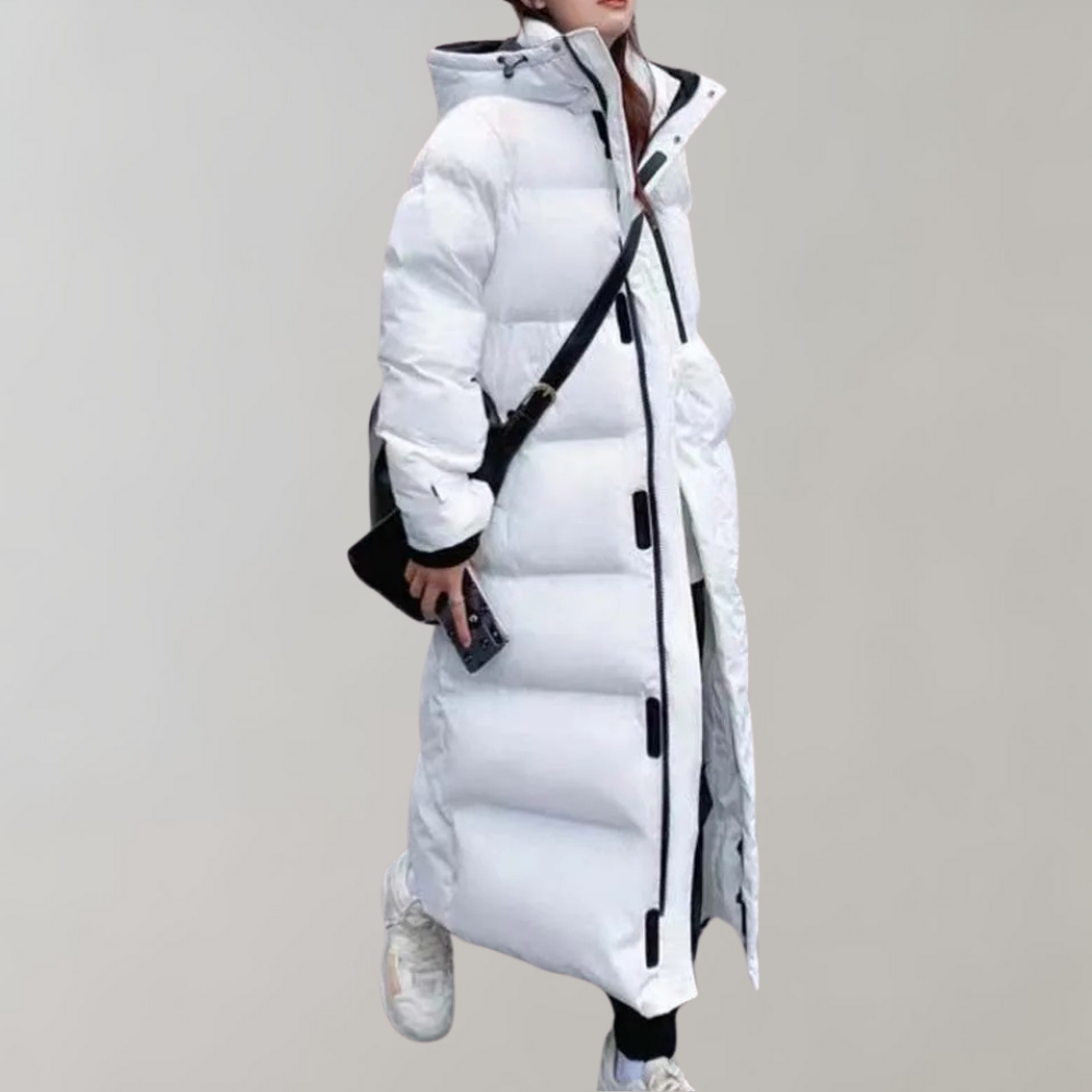 Weiße Steppjacke mit Kapuze und Umhängetasche, seitlich getragen