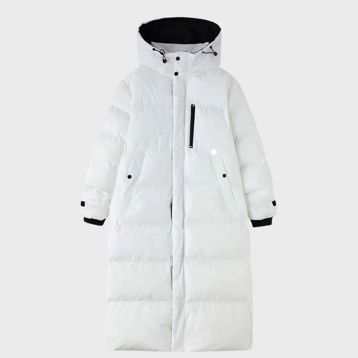 Weiße bodenlange Daunenjacke mit Kapuze und Brusttasche, freigestellt auf weißem Hintergrund