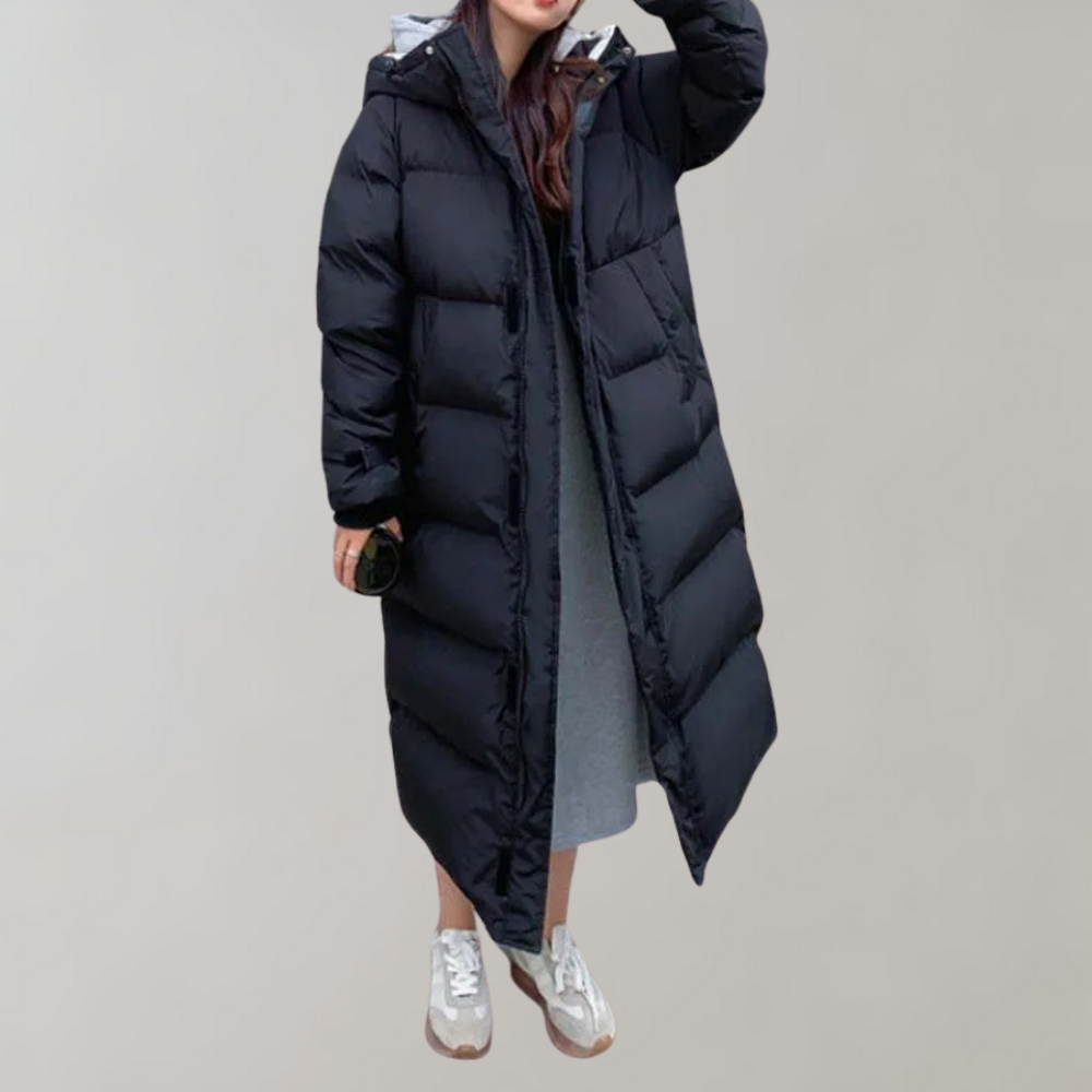 Schwarze lange Daunenjacke mit Kapuze und asymmetrischem Saum, schwebend fotografiert