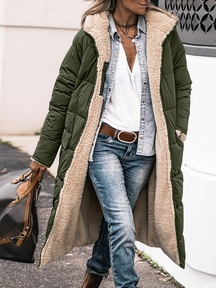 Olivgrüne Winterjacke mit Kapuze und Sherpa-Futter, lässig kombiniert mit Jeans