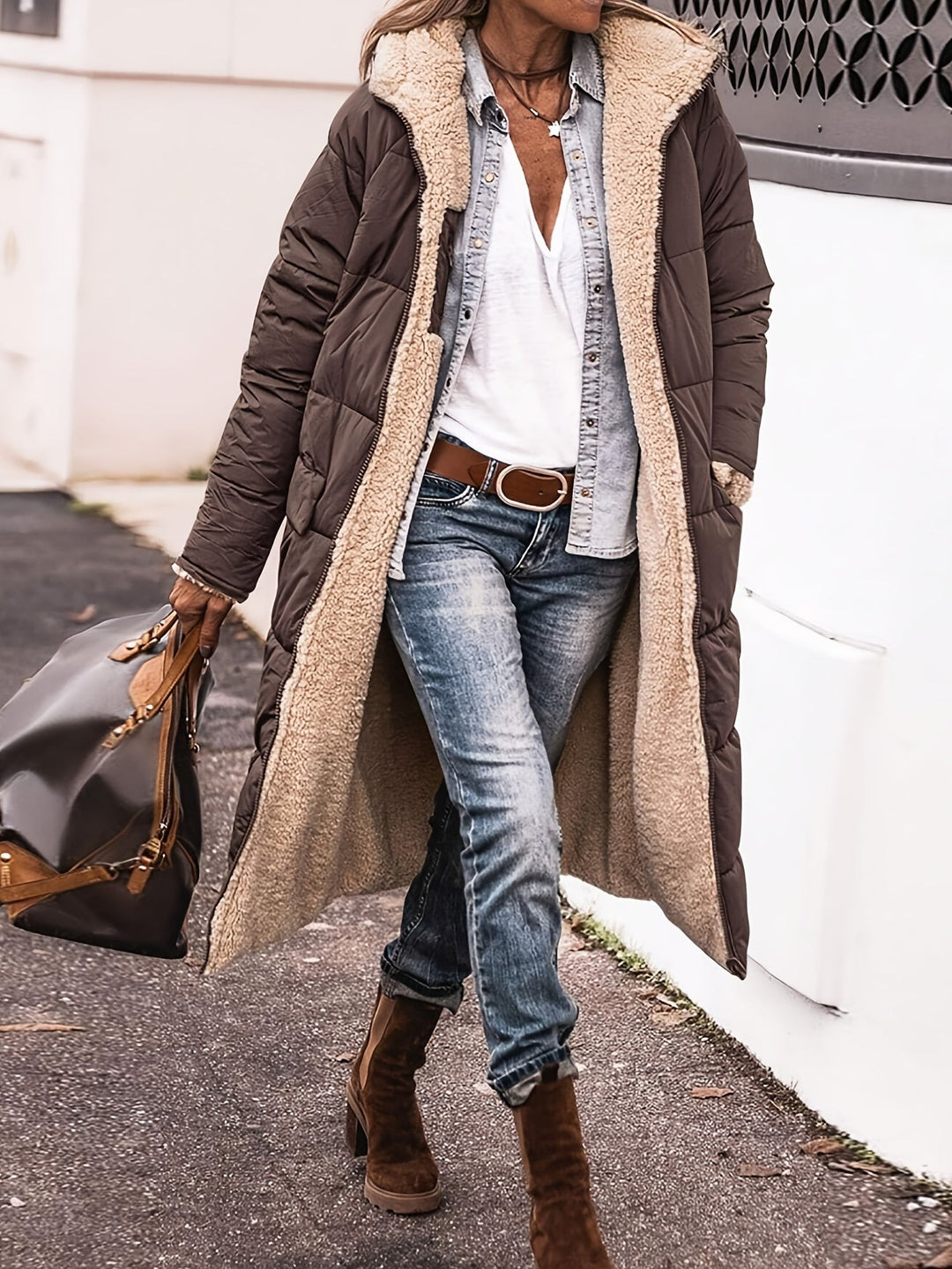 Braune lange Steppjacke mit Teddyfutter und Kapuze, offen getragen