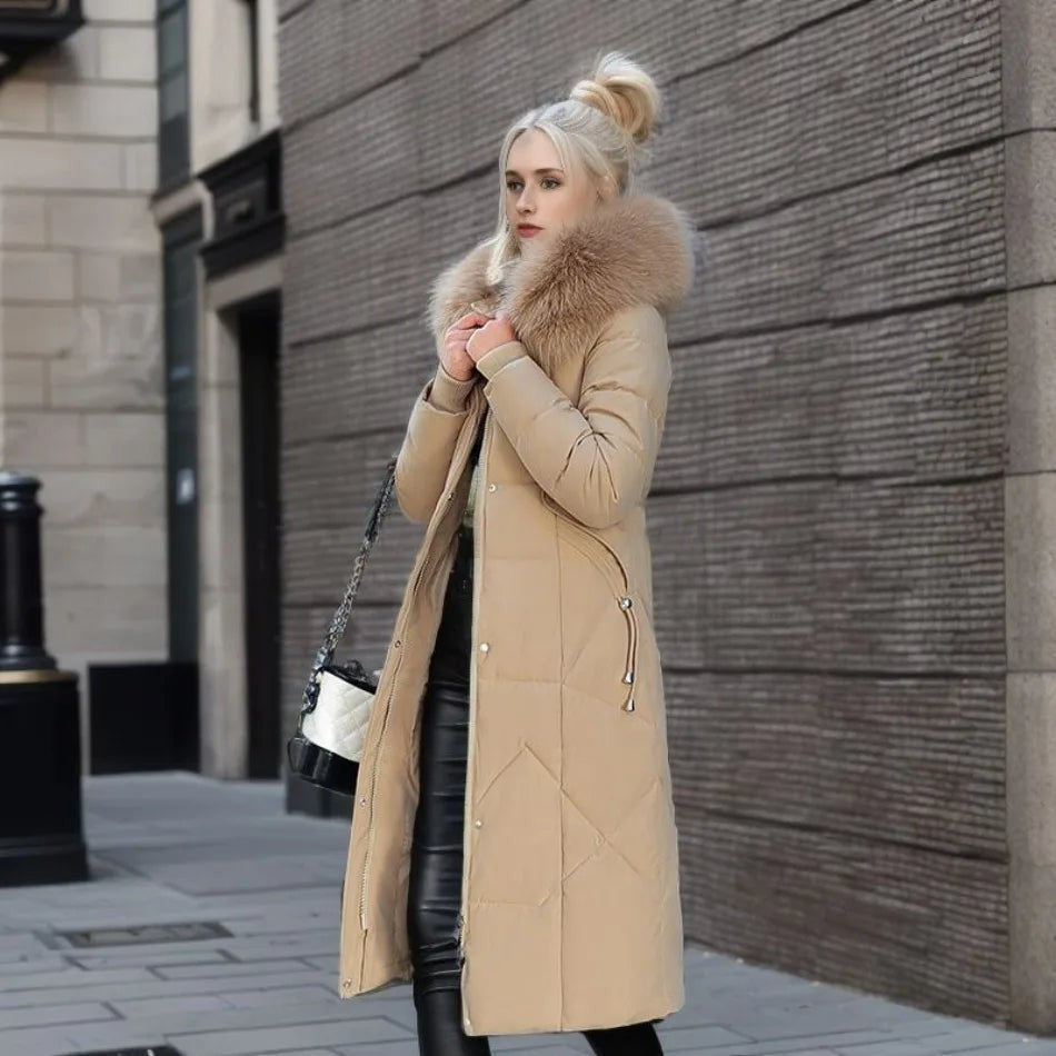 Beigefarbener Steppmantel mit Fellkragen im urbanen Streetstyle