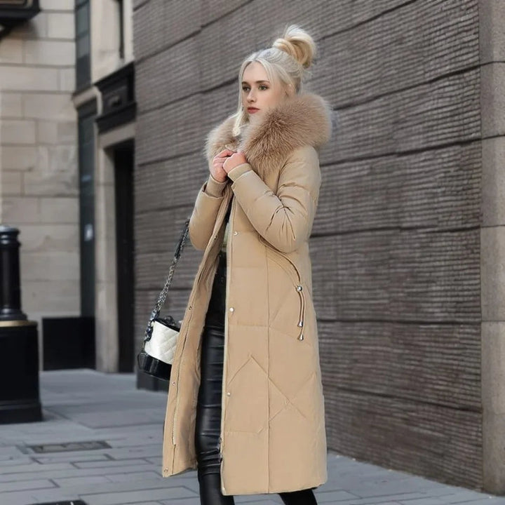 Beigefarbener Steppmantel mit Fellkragen im urbanen Streetstyle