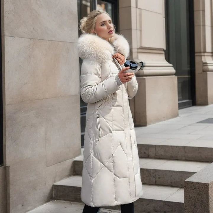Langer Winterparka in Creme mit üppigem Fellbesatz an Kapuze
