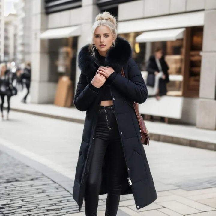 Schwarzer Daunenmantel mit dichtem Pelzkragen im Streetstyle