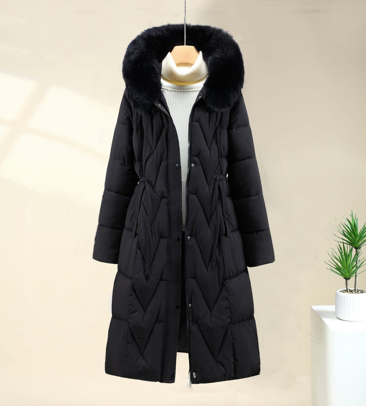 Hängender schwarzer Winterparka mit flauschigem Kunstfellkragen und Kapuze