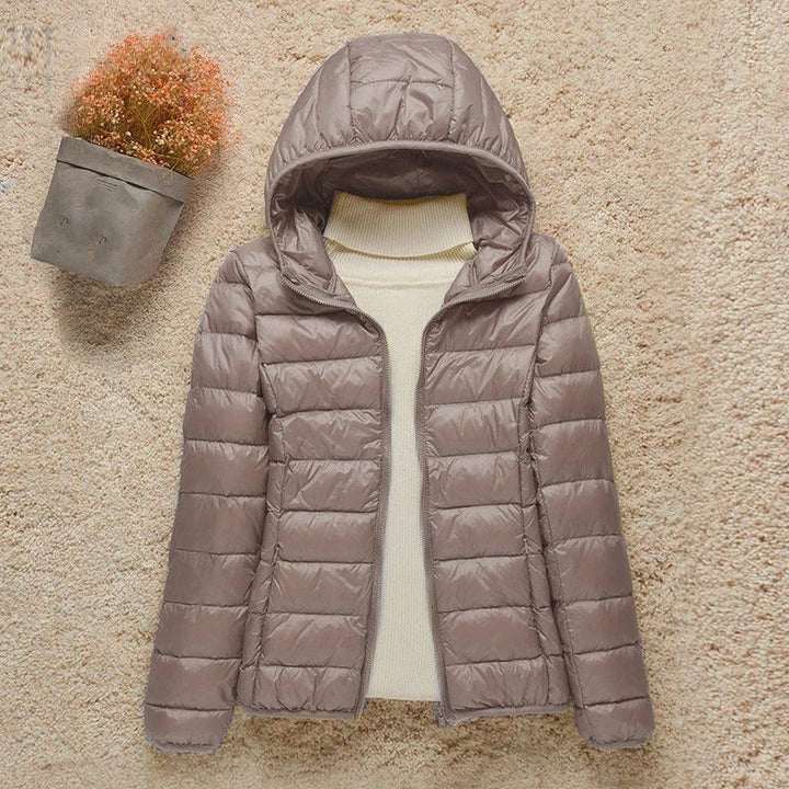 Leichte Daunenjacke mit Kapuze in Taupe mit glänzendem Stepp-Design