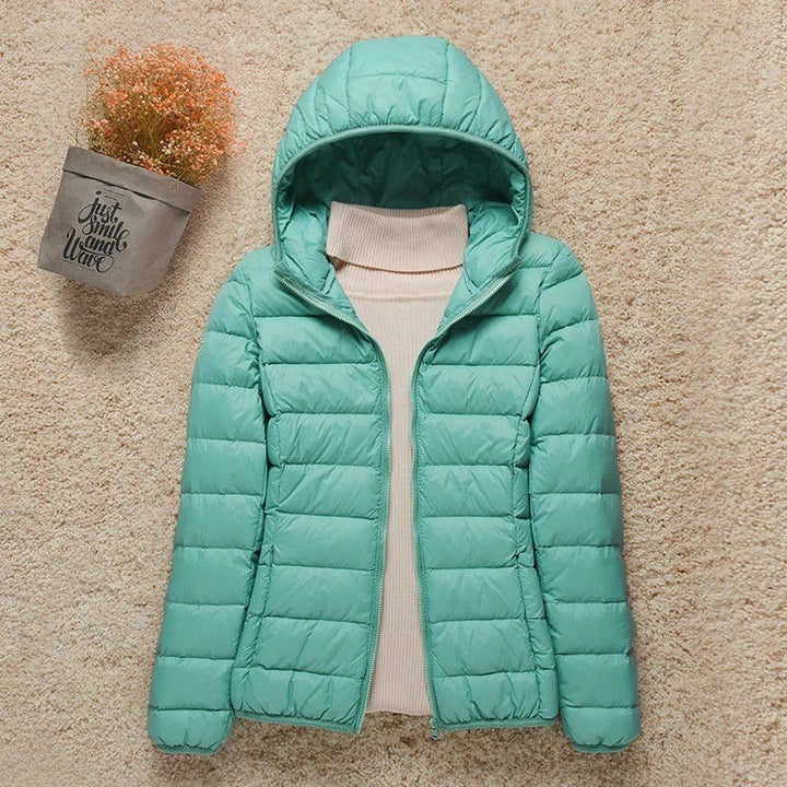 Daunenjacke mit Kapuze in mintgrünem Ton, schmale Steppung