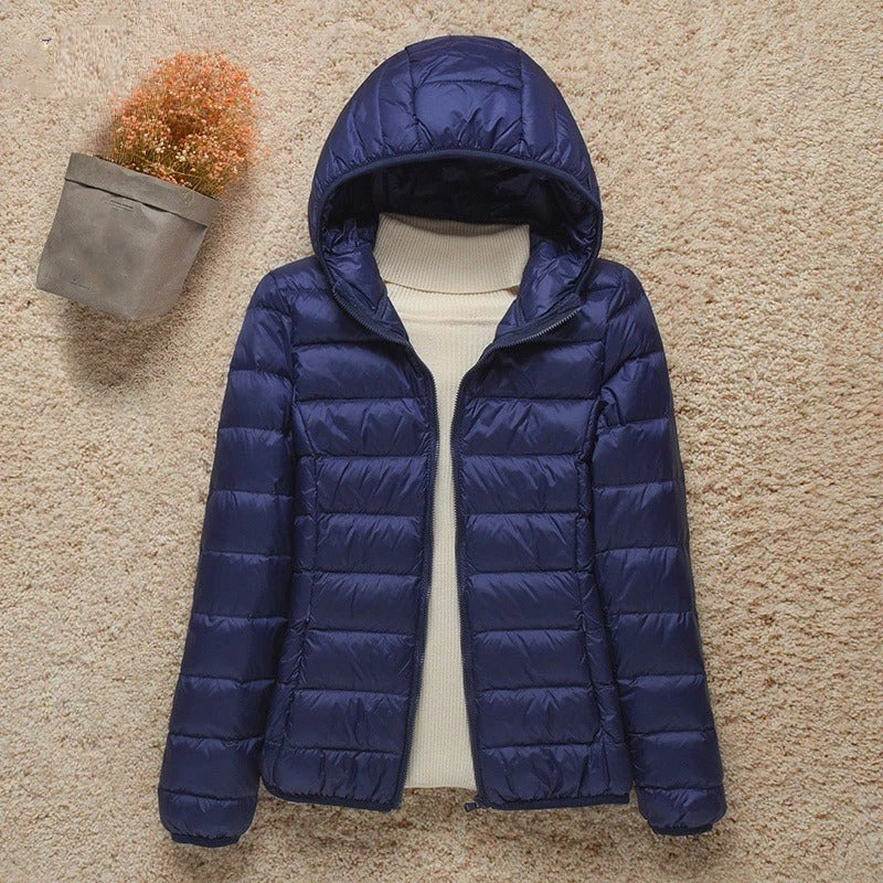 Steppjacke mit Kapuze in Marineblau und schmaler Passform