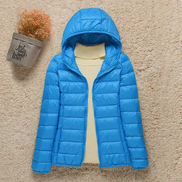 Leichte Daunenjacke mit Kapuze in kräftigem Blau und Reißverschluss