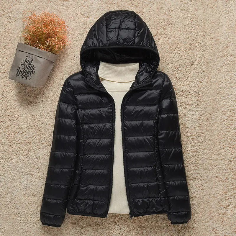 Glänzende Daunenjacke mit Kapuze in Schwarz, schlanker Schnitt