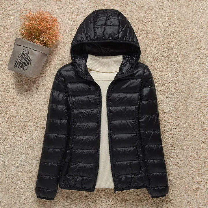 Glänzende Daunenjacke mit Kapuze in Schwarz, schlanker Schnitt