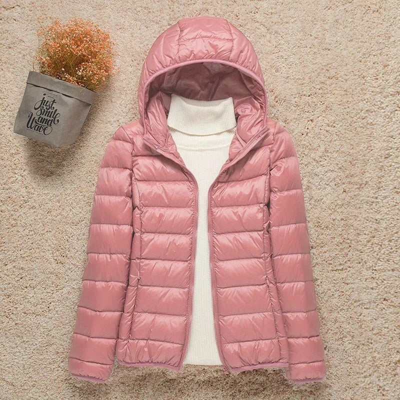 Kurze Daunenjacke mit Kapuze in zartem Altrosa, gesteppt