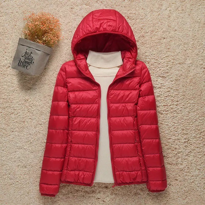 Daunenjacke mit Kapuze in kräftigem Rot, glänzende Oberfläche