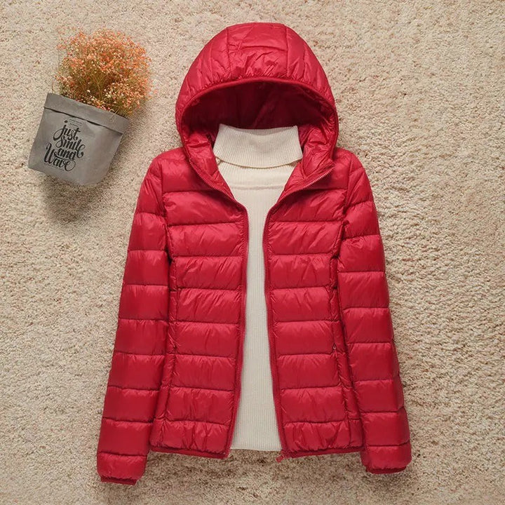 Daunenjacke mit Kapuze in kräftigem Rot, glänzende Oberfläche