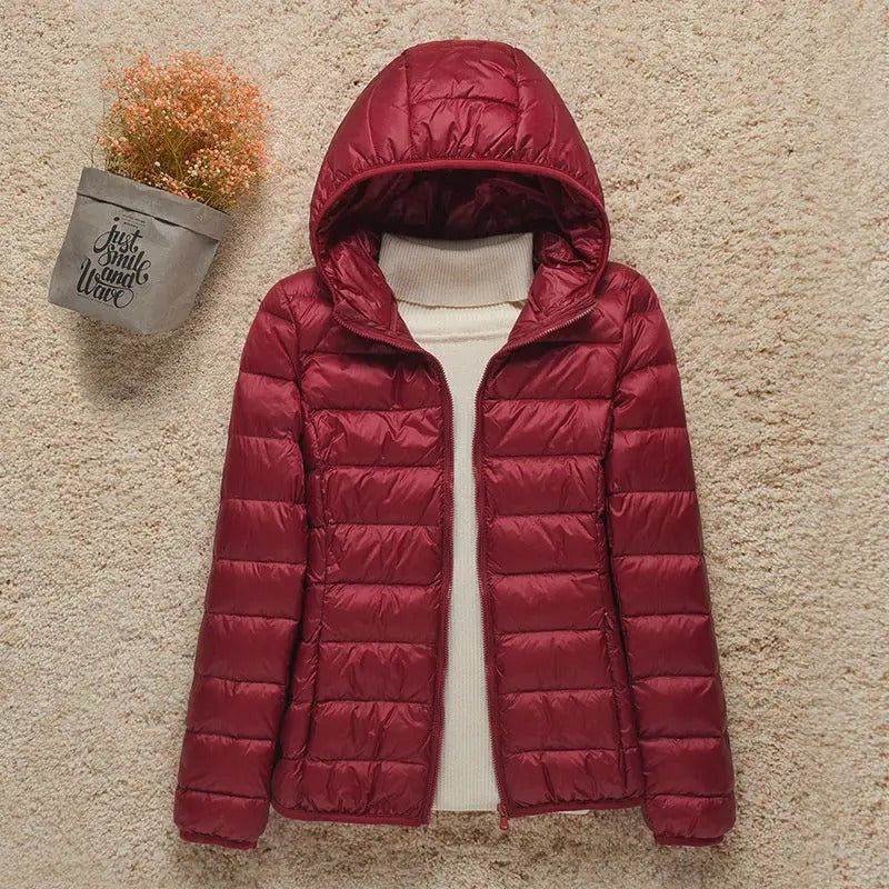 Steppjacke mit Kapuze in dunklem Weinrot, taillierter Schnitt