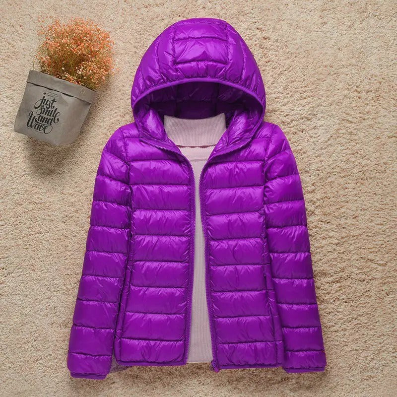 Leichte Daunenjacke mit Kapuze in kräftigem Violett