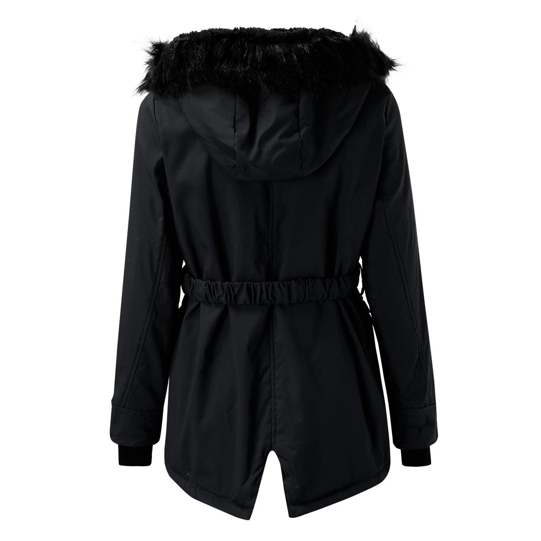 Rückansicht einer schwarzen Winterjacke mit Fellkapuze und elastischem Bund